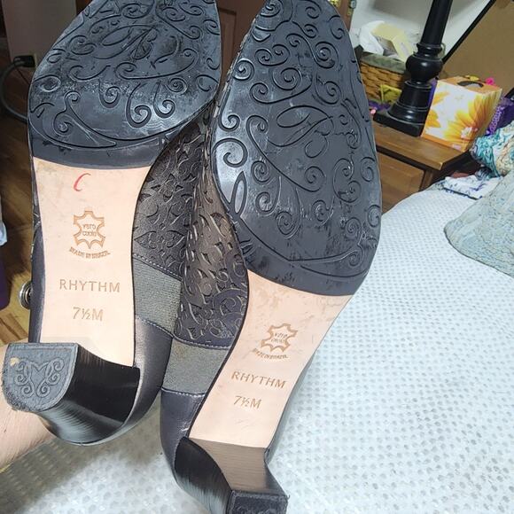 BRIGHTON EUC SZ 7.5 RHYTHM LAZER CUT LEATHER BOOTIES - Picture 6 of 10